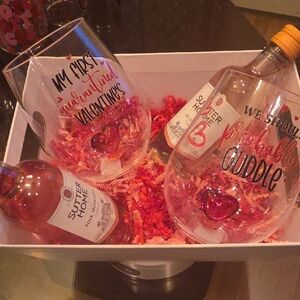 Romantic Wine Glass Set with Red and Pink Accents